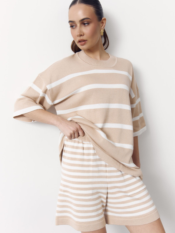 Женский костюм с шортами в полоску Soft Stripe Knit Set 430 в бежевом цвете.