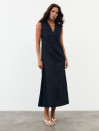 Черное льняное платье миди с вырезом Linen Muse Dress 434 Черное льняное платье миди с вырезом Linen Muse Dress 434