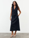 Черное льняное платье миди с вырезом Linen Muse Dress 434 Черное льняное платье миди с вырезом Linen Muse Dress 434