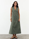 Льняное платье меди с вырезом Linen Muse Dress 434 в оливковом цвете Льняное платье меди с вырезом Linen Muse Dress 434 в оливковом цвете