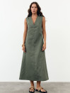 Льняное платье меди с вырезом Linen Muse Dress 434 в оливковом цвете Льняное платье меди с вырезом Linen Muse Dress 434 в оливковом цвете