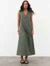Льняное платье меди с вырезом Linen Muse Dress 434 в оливковом цвете Льняное платье меди с вырезом Linen Muse Dress 434 в оливковом цвете