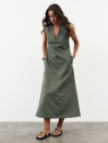 Льняное платье меди с вырезом Linen Muse Dress 434 в оливковом цвете Льняное платье меди с вырезом Linen Muse Dress 434 в оливковом цвете