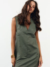 Льняное платье меди с вырезом Linen Muse Dress 434 в оливковом цвете Льняное платье меди с вырезом Linen Muse Dress 434 в оливковом цвете