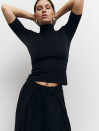Чорна стрейчева футболка з плечиками 407 Sculpt Shoulder