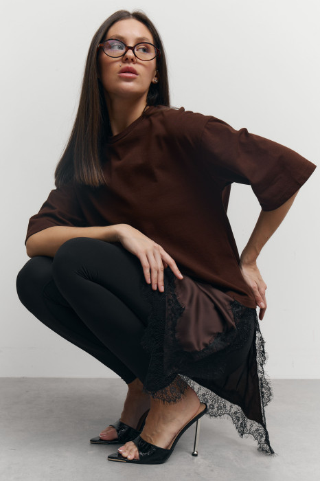 Футболка с гипюром 406 Silk Layer в шоколадном цвете.