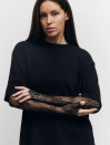 Чорний лонг з гіпюровими рукавами 414 Lace Touch