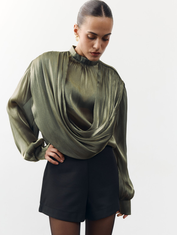 Блуза 458 Tencel Drape из тенсела в оливковом цвете Блуза 458 Tencel Drape из тенсела в оливковом цвете
